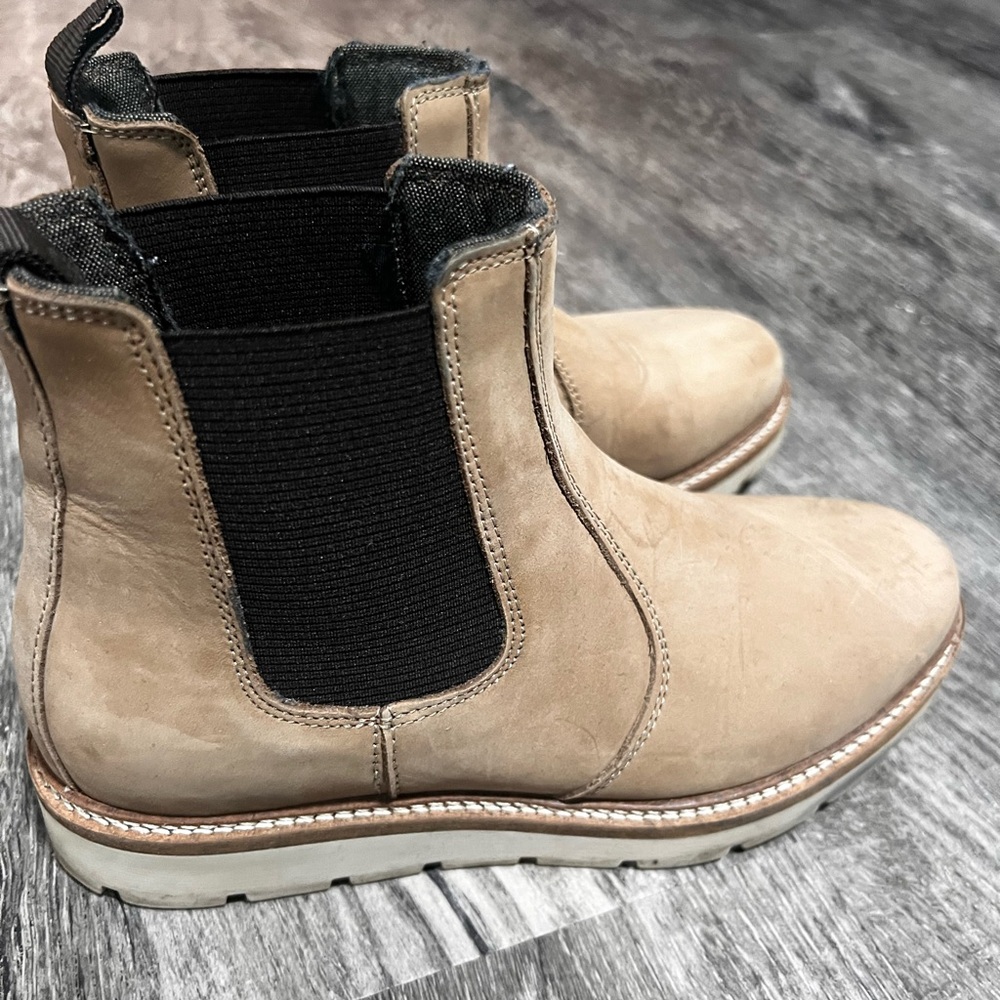 Women’s Tan Chelsea Boots